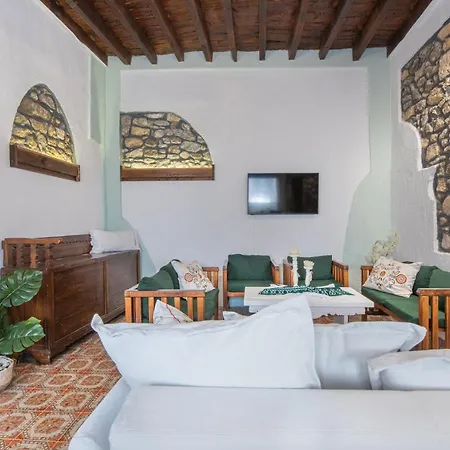 Philoxenia Traditional House Apartment