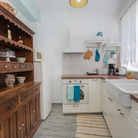 Philoxenia Traditional House Apartment Pastida