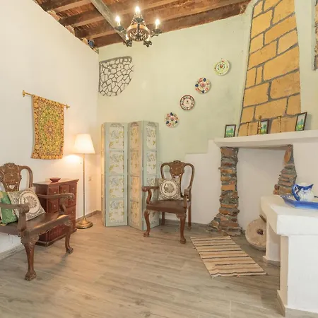 Philoxenia Traditional House Apartment *